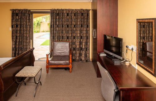 Kareeberg Bed & Breakfast | Fancy Yellow Guesthouse