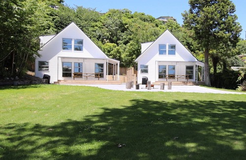 Kawaha Point House | Fantail Brand New Absolute Lakefront Whole House
