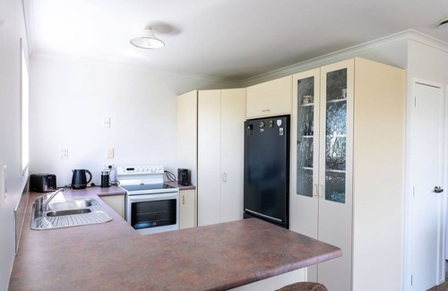 Whatawhata Cottage | Fantail Cottage - 35mins to Raglan &15 mins to shopping centre.nFarm outlook