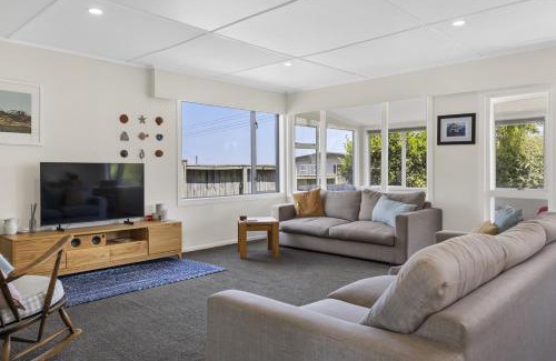 Waipahihi House | Fantail Retreat, Family 4BR Near Lake and Gardens