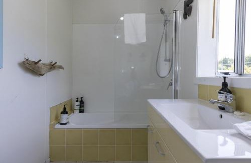 Waipahihi House | Fantail Retreat, Family 4BR Near Lake and Gardens