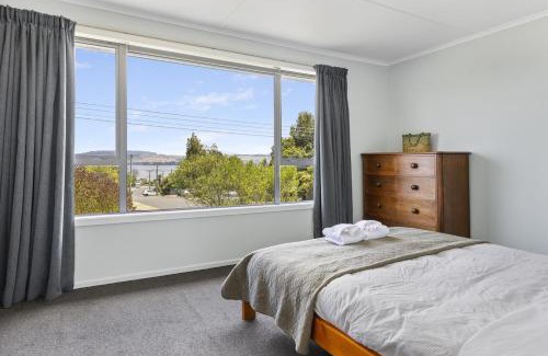 Waipahihi House | Fantail Retreat, Family 4BR Near Lake and Gardens