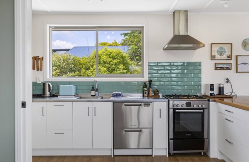 Waipahihi House | Fantail Retreat | Family-Friendly 4BR Stay Near Lake & Gardens