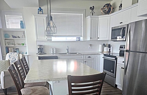 Okanagan-Similkameen Apartment | Fantastic 2 bedroom suite with sunroom