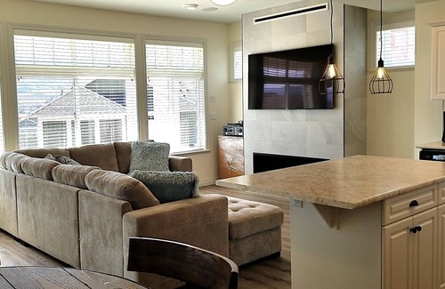 Okanagan-Similkameen Apartment | Fantastic 2 bedroom suite with sunroom
