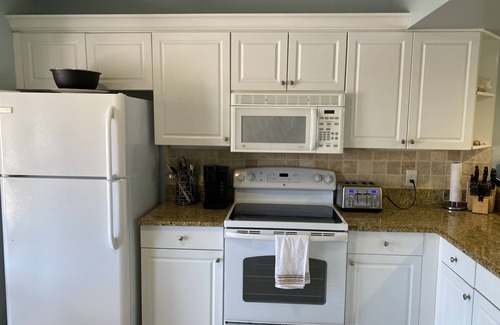 Naples Condo | Fantastic 2BR & 2BA, Steps away from pool and beautiful pond view!