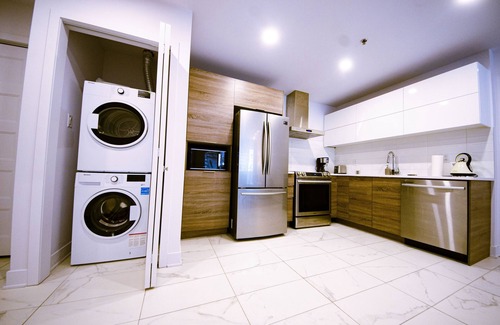 Cote-Des-Neiges—Notre-Dame-De-Grace Condo | Fantastic 2BR*private patio*gym Indoor parking