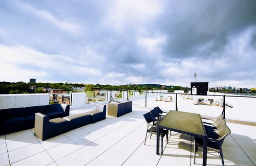 Cote-Des-Neiges—Notre-Dame-De-Grace Apartment | Fantastic* 2queen Beds*roof terrace gym
