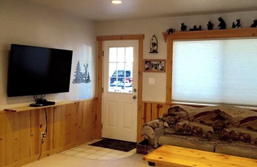 Al Tahoe Cabin | Fantastic 3-bedroom cabin with WiFi in South Lake Tahoe