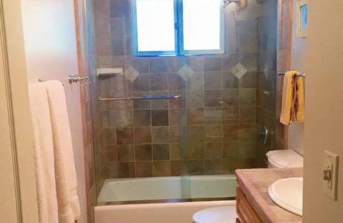 Al Tahoe Cabin | Fantastic 3-bedroom cabin with WiFi in South Lake Tahoe