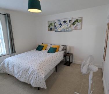 Crawley City Centre Apartment | Fantastic 3-Bedroom House in Crawley - Near Gatwick