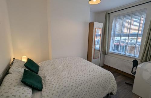 Crawley City Centre Apartment | Fantastic 3-Bedroom House in Crawley - Near Gatwick