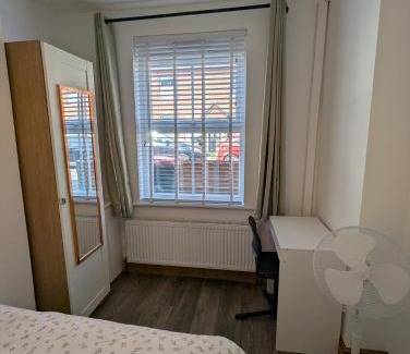 Crawley City Centre Apartment | Fantastic 3-Bedroom House in Crawley - Near Gatwick