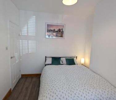 Crawley City Centre Apartment | Fantastic 3-Bedroom House in Crawley - Near Gatwick