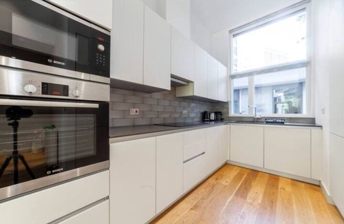 Canning Town Apartment | Fantastic 3BDR Duplex w/balcony East London
