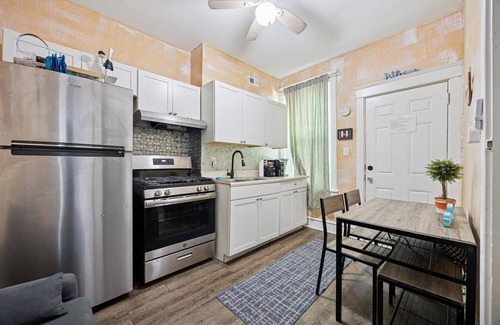 Wilmington Apartment | Fantastic 3BR apartment with 1King 2queen Wilmington, perfect for long stays.
