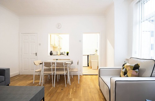 Manchester House | Fantastic 4-bed home with WiFi - Sleeps up to 8. Easy access to city centre.