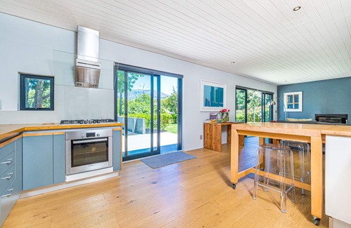 Constantia Villa | Fantastic 4 bed villa, pool, mountain views and close to vineyards of Constantia