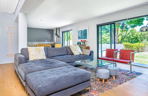 Constantia Villa | Fantastic 4 bed villa, pool, mountain views and close to vineyards of Constantia