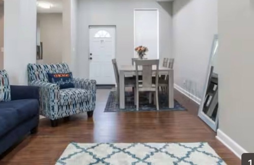 Englewood House | Fantastic 4-bedroom house 12 minutes away from downtown Chicago