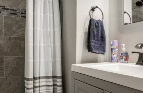 Englewood House | Fantastic 4-bedroom house 12 minutes away from downtown Chicago