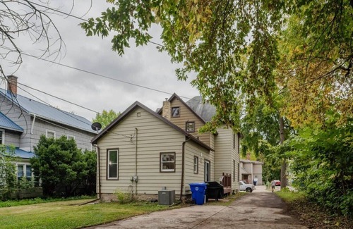 Appleton House | Fantastic 5 bedroom on Franklin!