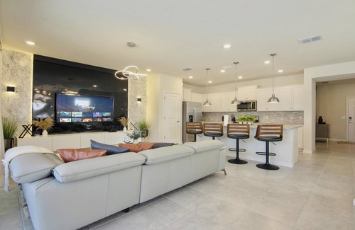 Davenport House | 🌴 Fantastic 5BR Townhome w/Game Room + Private Pool | 8mi to Disney 🎮☀️
