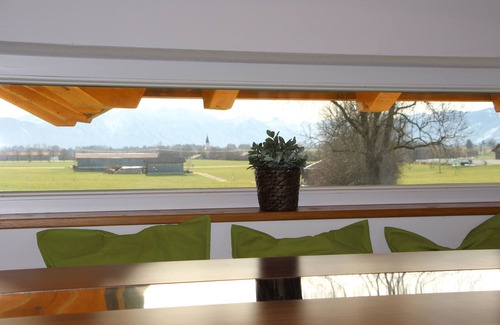 Eglfing Apartment | Fantastic Alpine panorama, unique landscape with beautiful swimming lakes