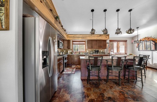 Nemo House | Fantastic and secluded house with two lofts, balcony, & swing set - near hiking