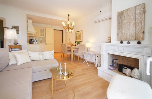 Karavomylos Apartment | Fantastic beachfront apartments in Karavomylos, Kefalonia, Chloe Apartment