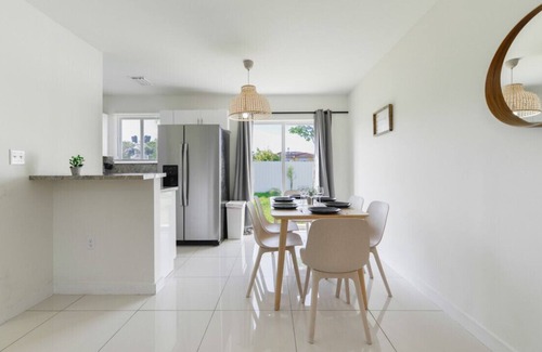 Gladeview House | Fantastic Brand New Duplex 3 Bedrooms/2 bathrooms