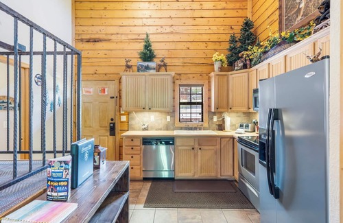 Branson Theater District Cabin | Fantastic Cabin Close to Branson Entertainment- Golf & Ticket Discounts!