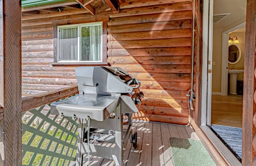 Orick Cabin | Fantastic cabin near beach & state parks with WiFi, grill & patio