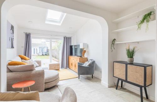 Cambridge House | Fantastic central 4-bed home FREE PARKING