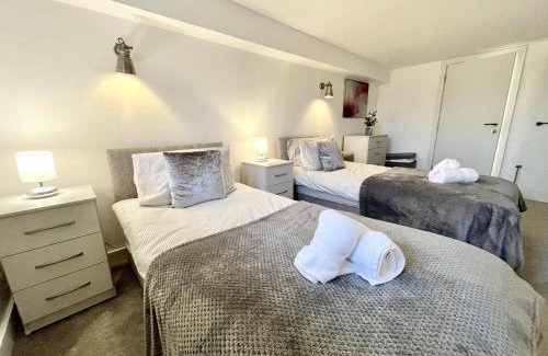 Bishop's Stortford Apartment | Fantastic convenient 2 Bedroom 2 bathroom Perfect for Stansted Airport, 3 minute walk to Bishops Stortford Train Station!