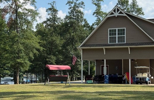 Inman Cottage | FANTASTIC Cottage - Amazing Panoramic Views - HUGE Water Front Level Lot Private
