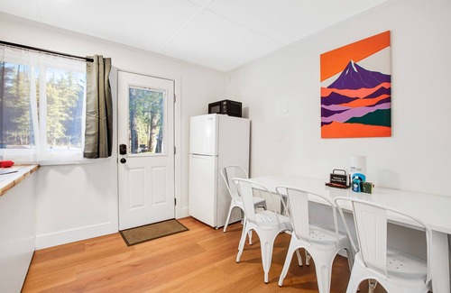Quilcene Cabin | Fantastic dog-friendly building with 4 suites, wooded surrounding & fast WiFi