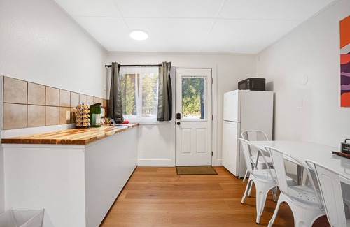 Quilcene Cabin | Fantastic dog-friendly building with 4 suites, wooded surrounding & fast WiFi