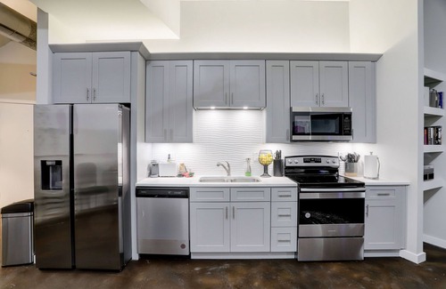 Downtown Houston Condo | Fantastic Downtown Loft with Direct access to Metro Rail Pet Friendly