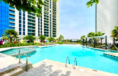 Sheikh Zayed Road Apartment | Fantastic Downtown Skyline und Sea View 44th floor Pool Gym Luxury Studio