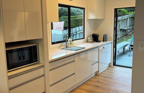 Omaha House | Fantastic Estuary & Golf Course Views, Huge Deck, Great Sunsets, Modern & Cosy