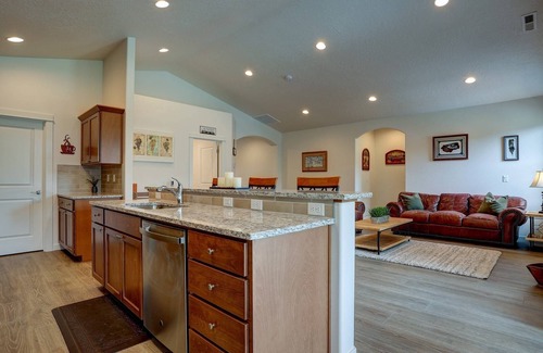 Redmond House | Fantastic Family Friendly Home w/Moutain View, Huge Fenced yard, Private Backyard and Patio, A/