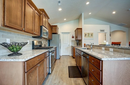 Redmond House | Fantastic Family Friendly Home w/Moutain View, Huge Fenced yard, Private Backyard and Patio, A/