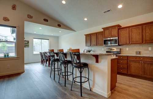 Redmond House | Fantastic Family Friendly Home w/Moutain View, Huge Fenced yard, Private Backyard and Patio, A/