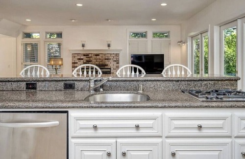 St. Helena House | Fantastic Family Home - 2 Blocks to Town