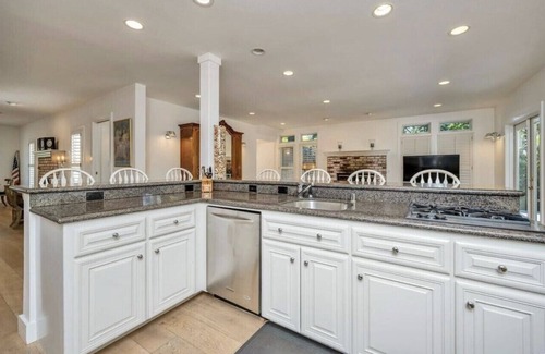 St. Helena House | Fantastic Family Home - 2 Blocks to Town