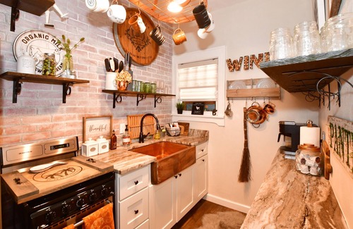 Historic Old Northeast House | Fantastic Farmhouse Cottage.Best kept secret in St Pete 7 Min walk to beach
