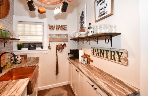Historic Old Northeast House | Fantastic Farmhouse Cottage.Best kept secret in St Pete 7 Min walk to beach