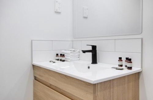Auckland House | Fantastic Favona Style and Luxury 3 BR and 2 Bath