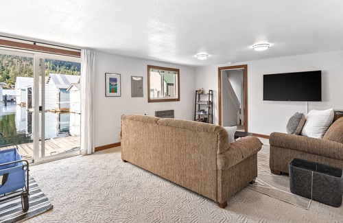 Bayview Boat Rental | Fantastic Floating Home W/ Stunning Views, Deck, Gas Grill, Free WiFi & More!